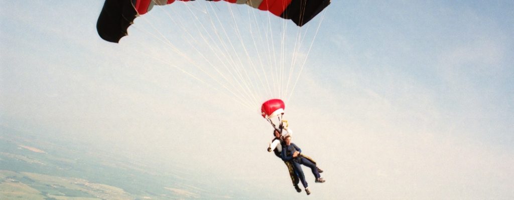 Turisme d'aventura: activitats de paracaigudisme a la natura