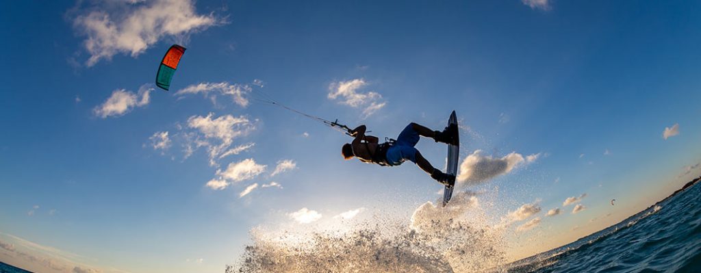 Foto de hombre haciendo kitesurf