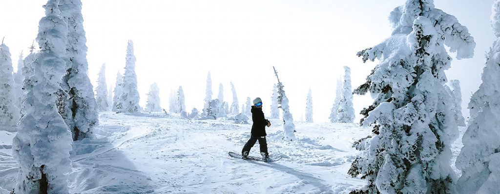 Esquiador només al mig de la muntanya nevada